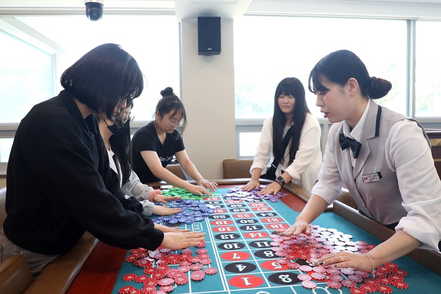 ▲ 대구관광고 학생들이 카지노&서베일런스전공에서 카지노 체험을 하고 있다.ⓒ영남이공대