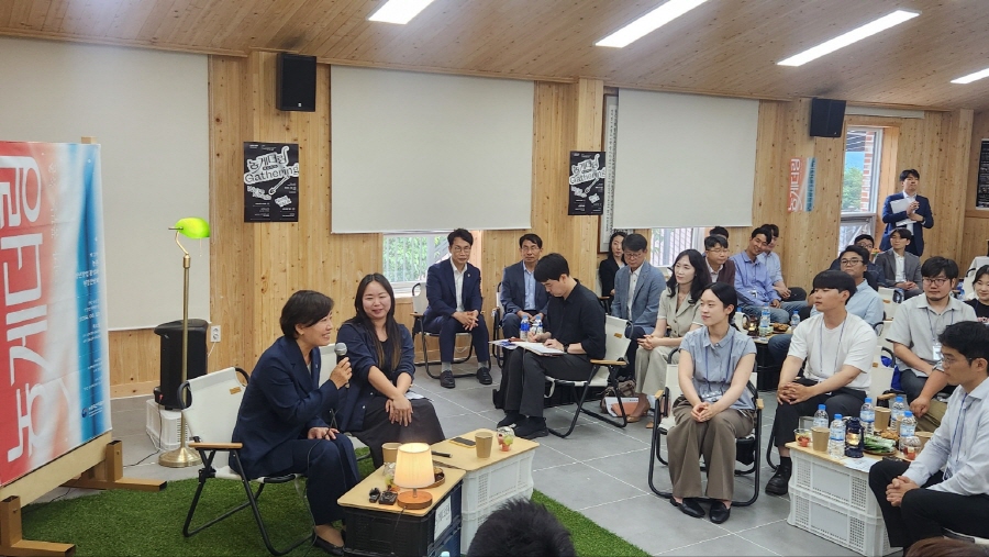 ▲ 송미령 농림축산식품부 장관이 하동군을 방문해 농촌 청년들과 함께 농촌 창업 활성화를 위한 현장 간담회를 가졌다. ⓒ경남도 제공