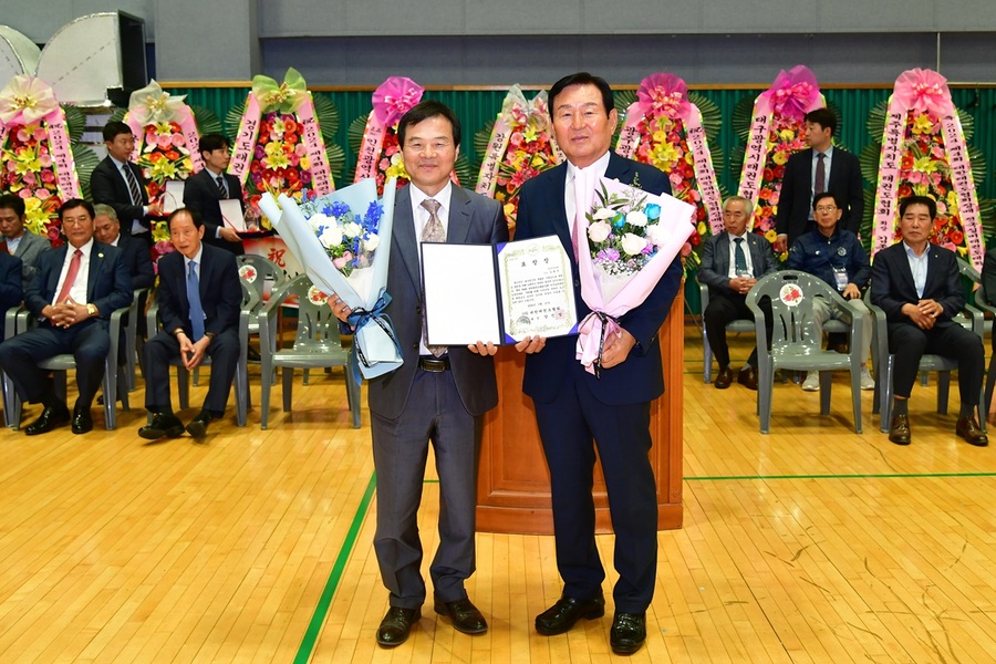 ▲ 청주시의회 김병국 의장(오른쪽)이 대한태권도협회로부터 표창패를 받았다.ⓒ청주시의회