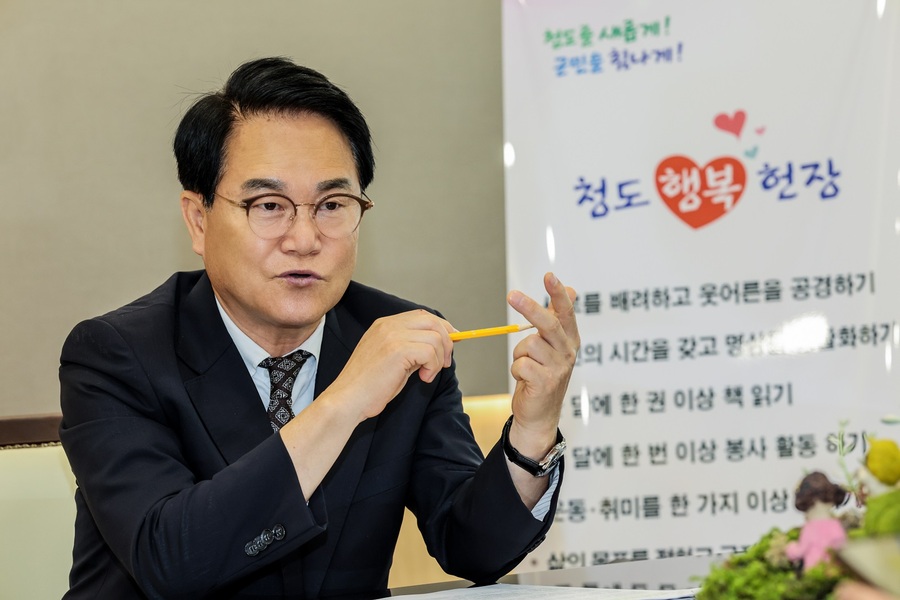 ▲ 오늘보다 나은 내일의 미래 비전을 실천하고자 오늘도 내일도 새로운청도를 만들겠다는 각오로 쉼 없이 달려온 김하수 청도군수가 7월 1일 자로 취임 2주년을 맞는다.ⓒ청도군