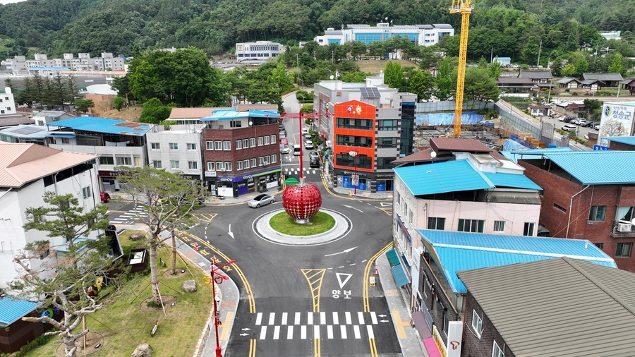 ▲ 청송군(군수 윤경희)은 청송읍에 위치한 군청사거리(새마을금고 앞)에서 1차로형 회전교차로가 설치됨에 따라 교차로 인근 횡단보도 불법주정차를 대상으로 단속을 진행한다.ⓒ청송군