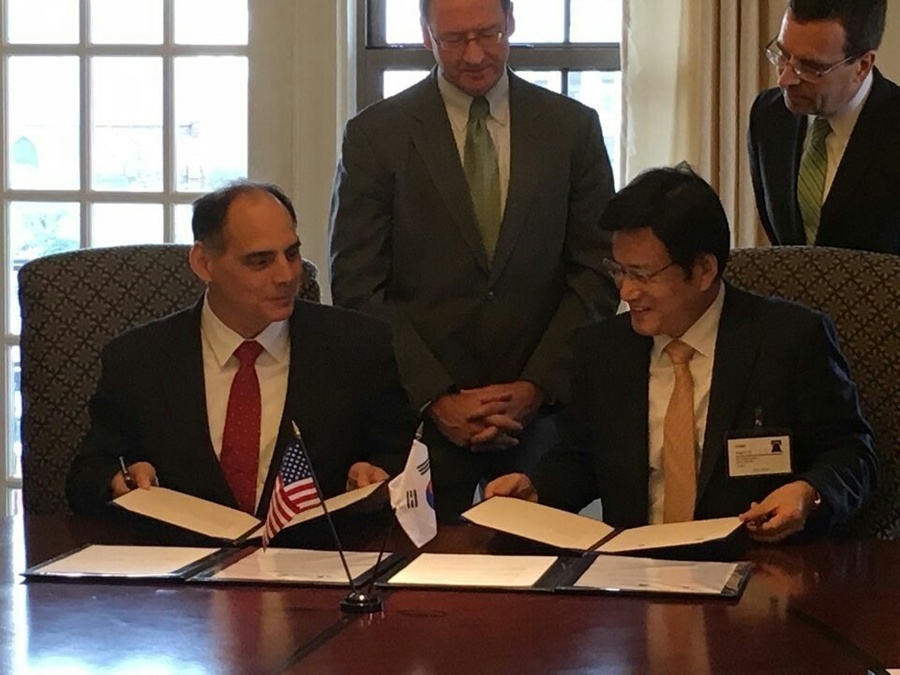 ▲ 국가안보전락연구원장 시절이던 2015년쯤 유성옥 이사장이 미국 헤리티지재단과 연구협력 양해각서를 체결하고 있는 모습. ⓒ유성옥 이사장 제공