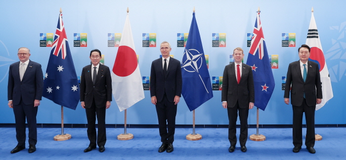 ▲ 윤석열 대통령이 지난 2023년 7월 12일(현지시간) 리투아니아 빌뉴스 리텍스포(LITEXPO)에서 열린 북대서양조약기구(NATO·나토) 동맹국 및 파트너국 정상회의 참석에 앞서 앤서니 앨버니지 호주 총리(왼쪽부터), 기시다 후미오 일본 총리, 옌스 스톨텐베르그 나토 사무총장, 크리스 힙킨스 뉴질랜드 총리와 기념촬영을 하고 있다. ⓒ뉴시스