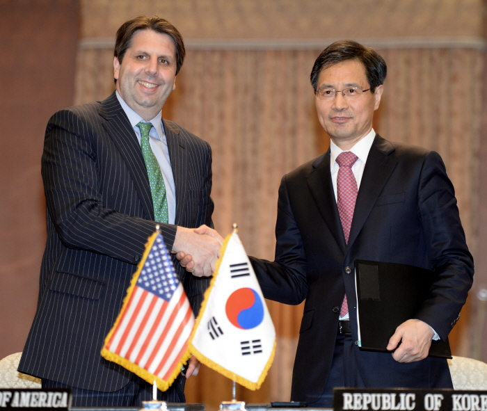 ▲ 지난 2015년 4월 22일 오후 서울 종로구 도렴동 외교부 청사에서 열린 한미원자력협정 가서명식에서 박노벽 당시 외교부 원자력 협력대사와 마크 리퍼트 당시 주한 미국대사가 협정에 서명하고 있다. ⓒ뉴시스