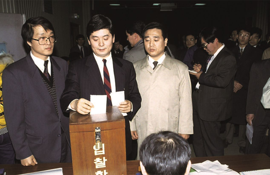 ▲ 선경그룹(현 SK그룹)이 1994년 1월 25일 민영화된 한국이동통신 주식 23% 매입을 위한 입찰서를 제출하는 모습 ⓒSKT