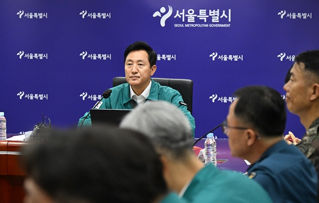 ▲ 오세훈 서울시장이 시청 본관 지하 3층 충무기밀실에서 열린 '서울시 통합방위회의'에 참석해 군,경,소방 등 유관기관 관계자들과 北 오물풍선 대응방안에 대해 논의하고 있다. ⓒ서울시 제공