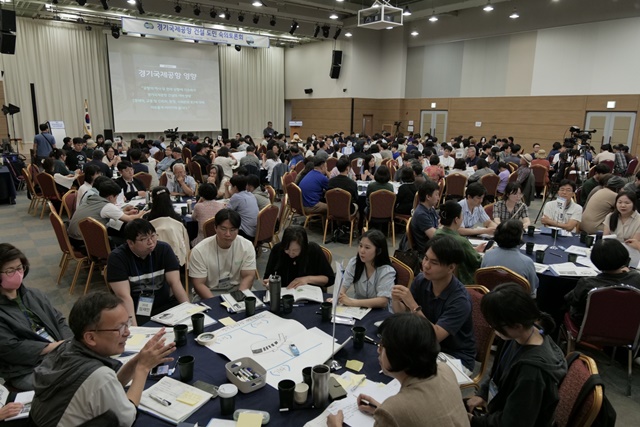 ▲ 경기도가 지난 22일부터 23일까지 경기 화성시에 위치한 YBM연수원에서 진행한 '경기국제공항 숙의토론회'에 도민참여단이 토론을 벌이고 있다. ⓒ경기도 제공