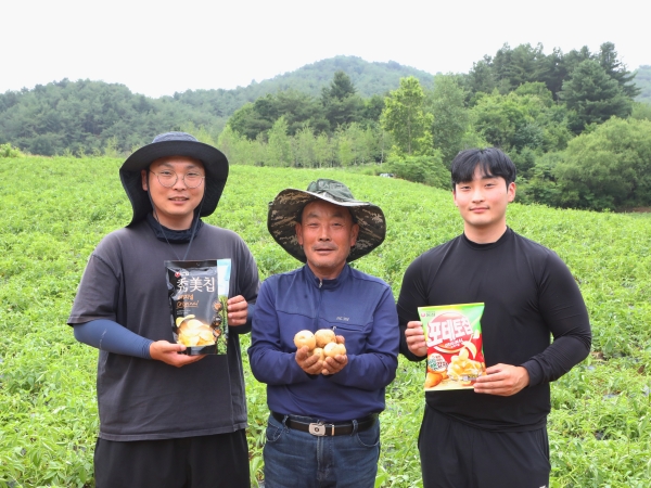 ▲ 24일강원도 평창군 용항리 감자밭에서 안천기(31)·안민기(23) 형제와 아버지 안병욱 씨가 인터뷰에 임했다. 안 씨 형제는 농심 '함께하는 청년농부' 프로그램에 참여 중이다.ⓒ농심