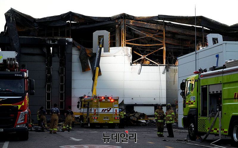 ▲ 경기 화성시의 한 리튬 일차전지 제조 업체에서 원인을 알 수 없는 불이 나 22명이 숨지고 8명이 중경상을 입는 대형참사가 발생했다. 24일 경찰과 소방당국에 따르면 이날 오전 10시 31분쯤 경기 화성시 서신면 전곡리 소재 아리셀 공장 3동에서 화재가 발생했다. 소방당국의 내부 수색 과정 중 시신 20여구가 발견됐고 1명이 실종됐다.ⓒ뉴데일리