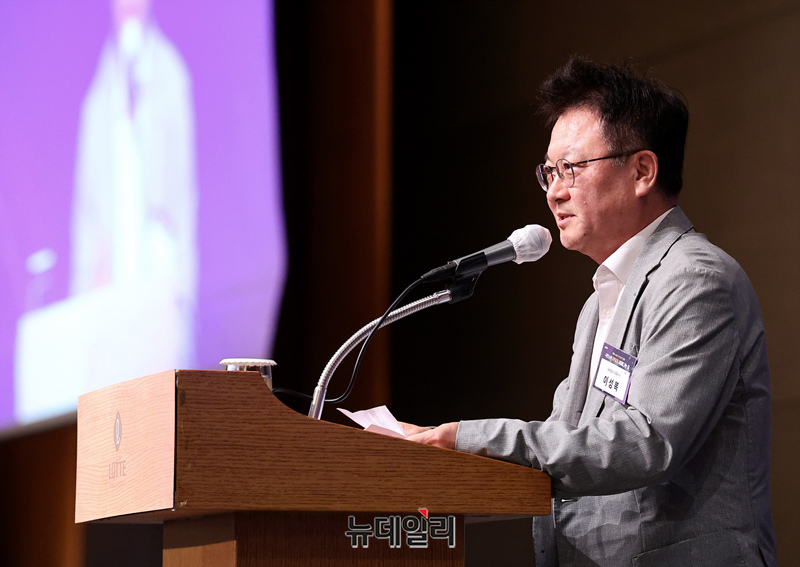 ▲ 이성복 뉴데일리 대표가 25일 서울 롯데호텔에서 열린'제1회 뉴데일리 퓨처코리아 포럼'에서 인사말을 하고 있다. ⓒ정상윤·서성진 기자