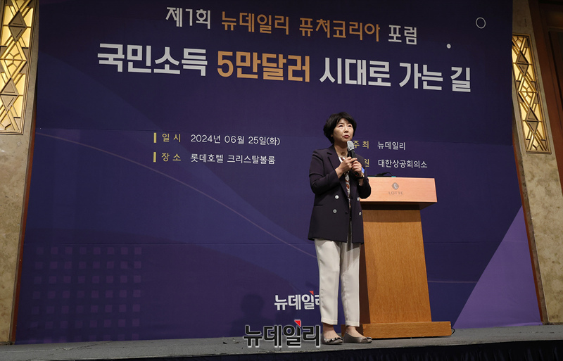 ▲ 김연희 BCG 대표 파트너가 25일 서울 롯데호텔에서 열린'제1회 뉴데일리 퓨처코리아 포럼'에서 기조연설을 하고 있다. ⓒ정상윤·서성진 기자