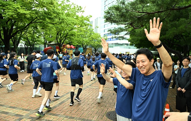 ▲ 오세훈 서울시장이 올림픽공원 평화의광장 일대에서 열린 '올림픽데이런 2024' 마라톤 참가자들에게 응원을 건네고 있다. ⓒ서울시 제공