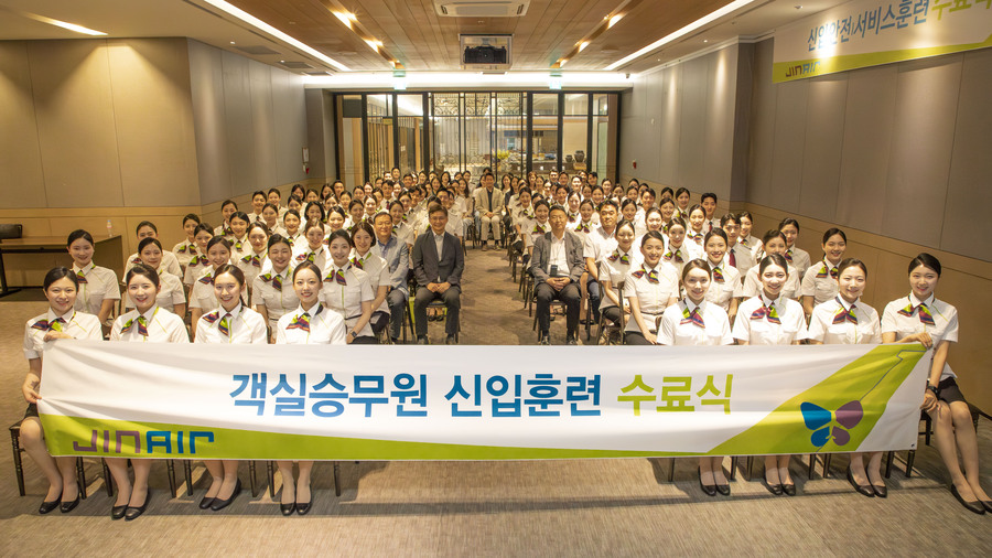 ▲ 진에어가 24일 신입 객실승무원 수료식을 진행했다. ⓒ진에어