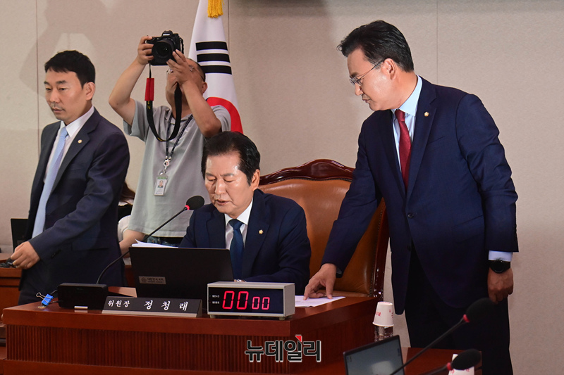 ▲ 유상범 국민의힘 의원이 25일 오전 서울 여의도 국회에서 열린 법제사법위원회 전체회의에서 정청래 법제사법위원장에게 항의하는 모습. ⓒ 이종현 기자