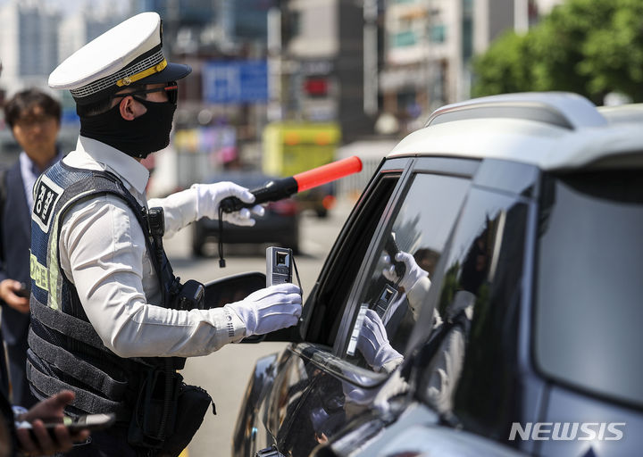 ▲ 경찰관들이 음주단속 및 법규위반 행위 집중단속을 하고 있는 모습. ⓒ뉴시스