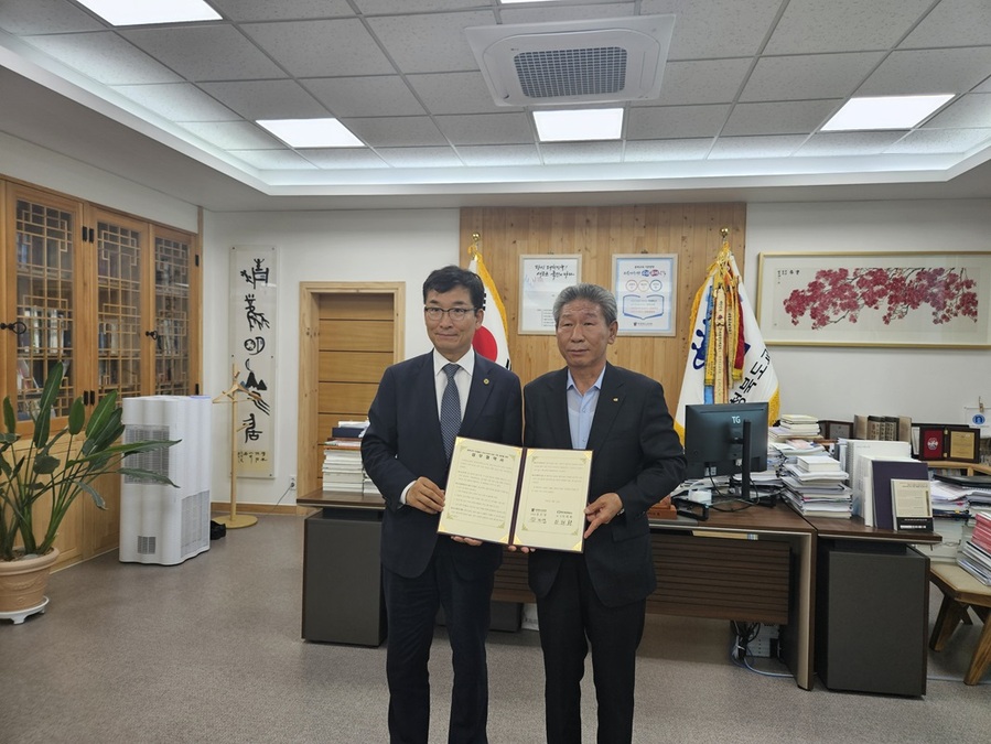 ▲ 청주상공회의소 차태환 회장(우)이 윤건영 충북도교육감과 업무 협약을 체결했다.ⓒ청주상공회의소