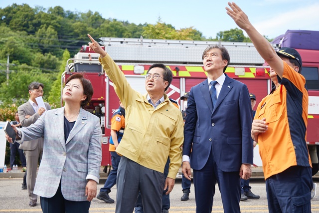 ▲ 김동연 경기도지사(왼쪽 두번째)가 25일 오후 화성시 아리셀 공장 화재 현장에서 조국 조국혁신당 대표(오른쪽 두번째)와 함께 사고 현장을 확인하고 있다. ⓒ경기도 제공