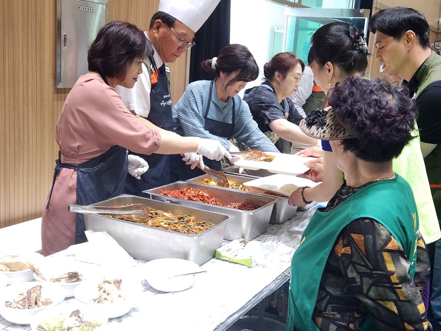 ▲ 고창군 고창군자원봉사센터가 (사)전북특자도 자원봉사센터, 신림면 지역사회보장협의체 등과 연계해 신림면 다목적 체육관에서 ‘착한 한끼 나눔행사’를 열었다. ⓒ고창군