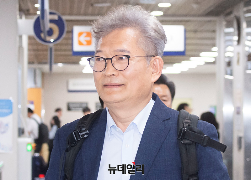 ▲ 송영길 소나무당 대표(전 민주당 대표)가 지 12일 오전 서울 서초구 중앙지법에서 열린 더불어민주당 '2021년 전당대회 돈봉투 의혹' 관련 재판에 출석하고 있다. ⓒ서성진 기자