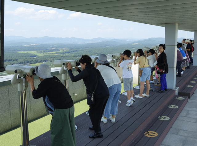 ▲ 경기도가 지난해 운영한 '경기도 DMZ 평화열차'에 참여한 도민들이 도라전망대에서 북측을 관망하고 있다. ⓒ경기도 제공