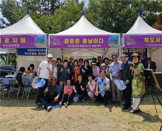 ▲ 대구한의대학교(총장 변창훈)와 경산시(시장 조현일)가 공동관리운영하는 경산동의한방촌에서는 최근 2024 경산자인단오제 축제에 대구한의대학교 해피네스트 청춘대학 재학생들과 함께 ‘청춘은 봄날이다’ 슬로건을 걸고 참가해 축제장을 찾은 시도민들에게 한방재료를 활용한 향주머니만들기와 한방약차 오감체험을 무료로 진행했다.ⓒ대구한의대