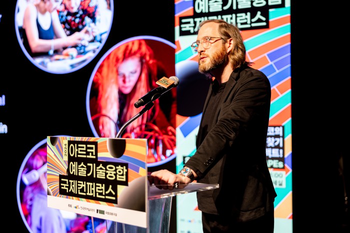 ▲ '제2회 아르코 예술기술융합 국제 컨퍼런스'에 참석한 미국 그레이 에어리어의 총괄·예술감독을 역임하고 있는 배리 스루.ⓒ한국문화예술위원회