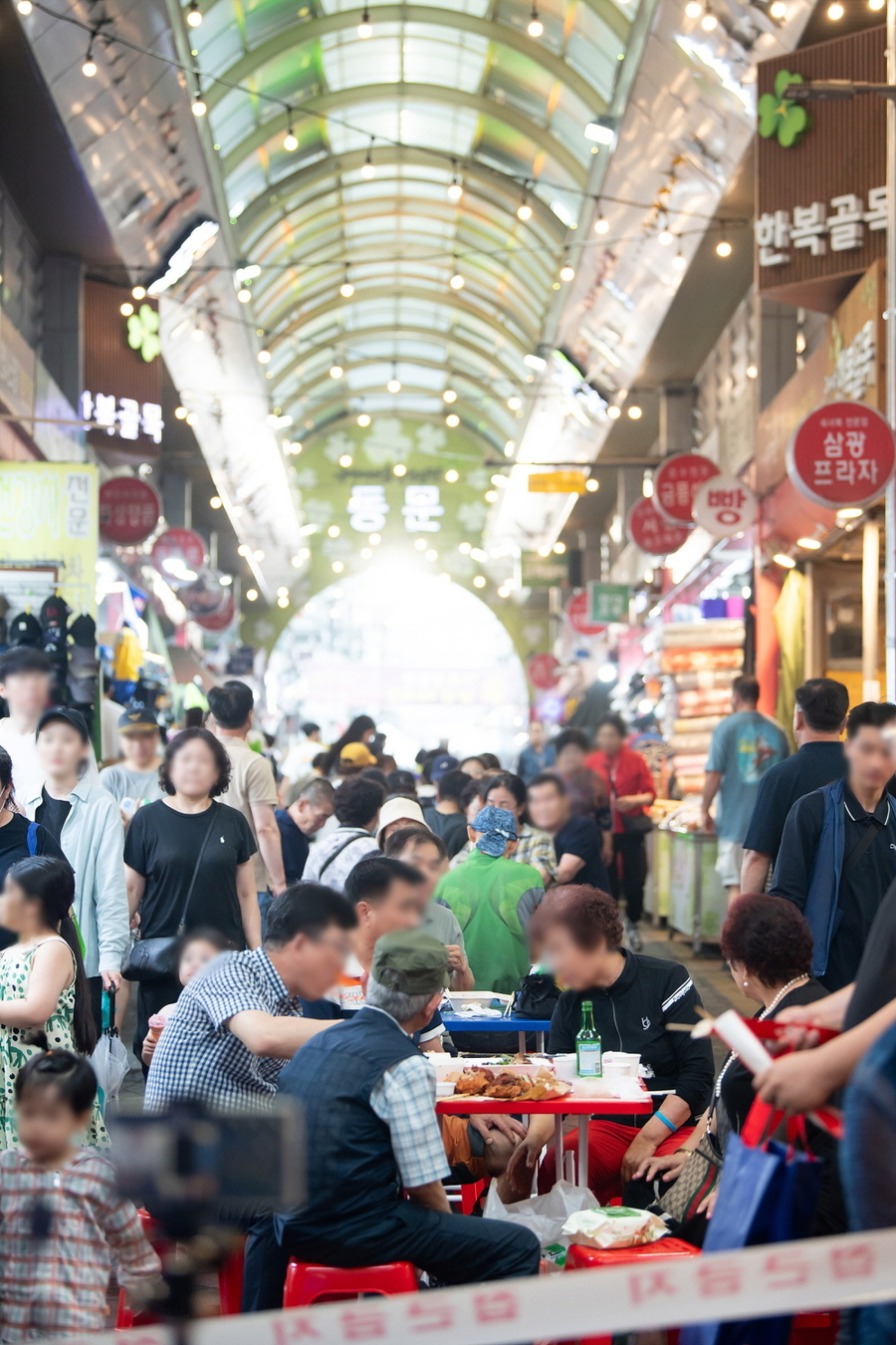 ▲ 새마을중앙시장에서 진행한 구미 달달한 낭만야시장에 많은 시민이 모여들었다.ⓒ구미시
