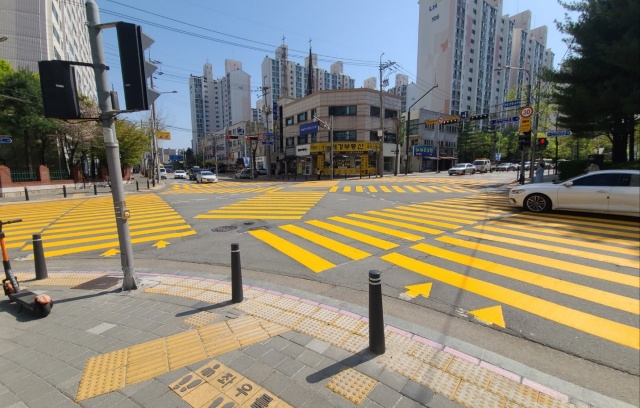 ▲ 용인 토월초등학교 어린이 보호구역에 설치된 노란 횡단보도. ⓒ용인시 제공