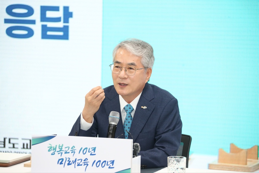 ▲ 박종훈 경남교육감 27일 취임 10주년 기자 간담회에서 질문에 답변을 하고 있다. ⓒ경남도 제공