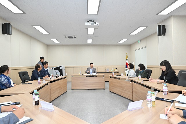 ▲ 김광열 영덕군수가 한국외식업중앙회 영덕군지부 임원들과 소통하고 있다.ⓒ영덕군