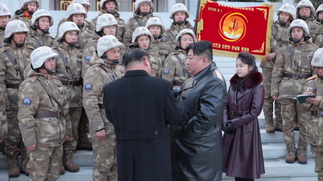 ▲ 북한 김정은이 딸 김주애와 함께 대륙간탄도미사일(ICBM) '화성포-18형' 발사훈련에 참가했던 미사일 총국 제2붉은기중대 군인들을 지난 2023년 12월 20일 당 중앙위원회 본부청사로 불러 축하, 격려하는 모습. ⓒ북한 조선중앙TV 캡처/뉴시스
