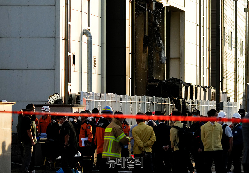 ▲ 지난 24일 오전 경기 화성시 서신면의 일차전지 제조 업체 공장에서 화재가 발생했다. ⓒ서성진 기자