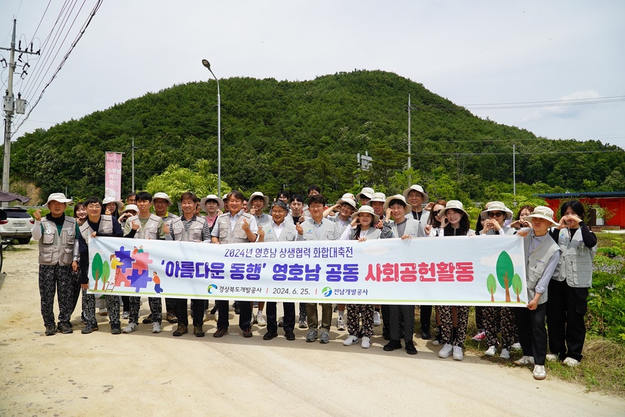 ▲ 경상북도개발공사와 전남개발공사 직원들은 노후주택 개보수 활동 뿐만 아니라 마을 일대 감자밭을 방문해 감자 수확 작업을 통해 일손이 부족한 농가에 힘을 보탰다.ⓒ경북개발공사