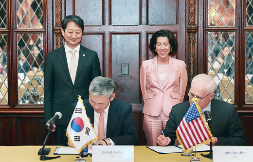 ▲ 한국반도체산업협회 김정회 상근부회장과 존 뉴퍼 미국반도체산업협회 회장이 27일(현지시간) 워싱턴DC의 한 호텔에서 열린 '한미 공급망·산업 대화(SCCD) 반도체 포럼'에서 반도체 공급망 협력을 위한 양해각서(MOU)를 체결하고 있다. ⓒ산업통상자원부