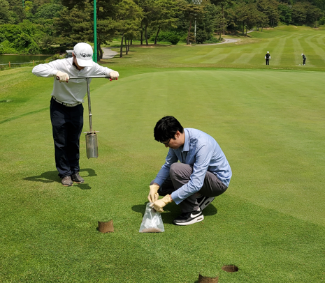 ▲ 경기도보건환경연구원의 골프장 농약잔류 검사 모습. ⓒ경기도보건환경연구원 제공