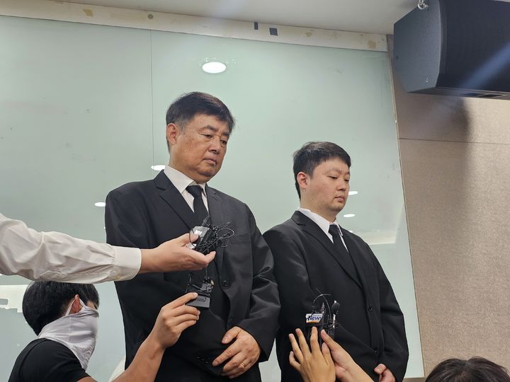 ▲ 박순관 아리셀 대표가 지난 27일 화성시 모두누림센터에서 유족들을 만나 사죄했다. ⓒ뉴시스