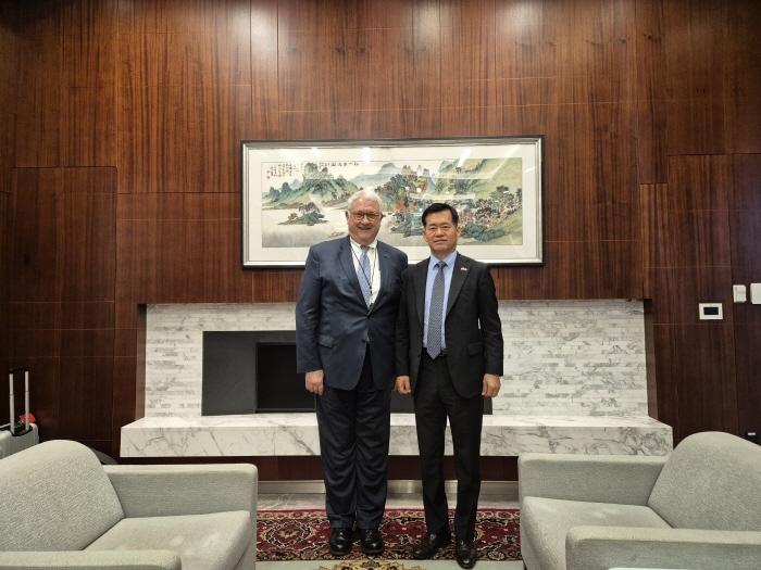 ▲ 석종건 방위사업청장과 존 햄리 국제전략문제연구소(CSIS) 소장이 27일(현지시각) 'DAPA-CSIS 컨퍼런스' 종료 후 함께 사진을 찍고 있다. ⓒ방위사업청 제공