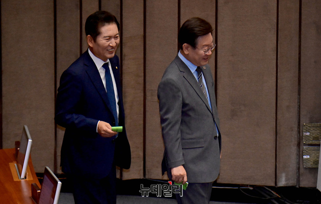 ▲ 더불어민주당 이재명 전 대표와 정청래 의원이 지난 27일 오후 서울 여의도 국회에서 열린 본회의에서 국회부의장 선거 투표를 하고 있다. ⓒ이종현 기자