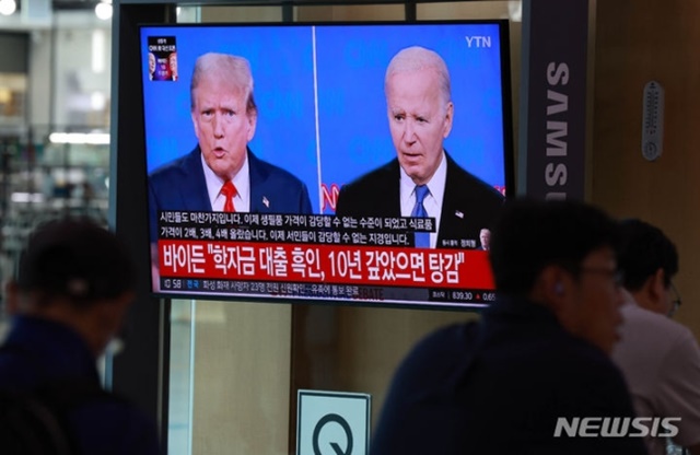 ▲ 서울역 대기실에서 시민들이 조 바이든 대통령과 도널드 트럼프 전 대통령의 미국 대선 첫 번째 TV토론회 생방송 화면을 시청하고 있다. 240628 ⓒ뉴시스
