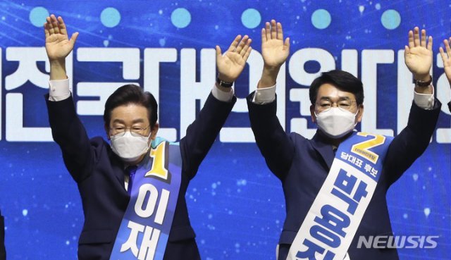 ▲ 이재명 전 더불어민주당 대표(왼쪽)와 박용진 전 민주당 의원이 2022년 8월 전당대회에서 만난 모습. ⓒ뉴시스