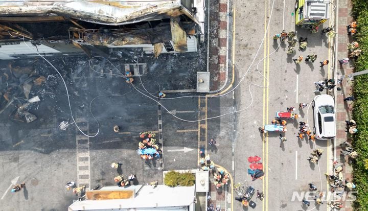 ▲ 지난 24일 경기 화성시 서신면 소재 일차전지 제조 업체에서 불이 나 소방대원들이 실종자를 구급차로 이송하고 있다. ⓒ뉴시스