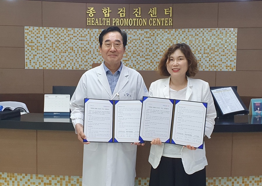 ▲ 대구 달서구 두류3동(동장 유미숙)이 25일 대구기독병원(이사장 이병훈) 종합검진센터에서 저소득층 건강검진지원 사업 추진을 위한 업무협약을 맺었다.ⓒ달서구