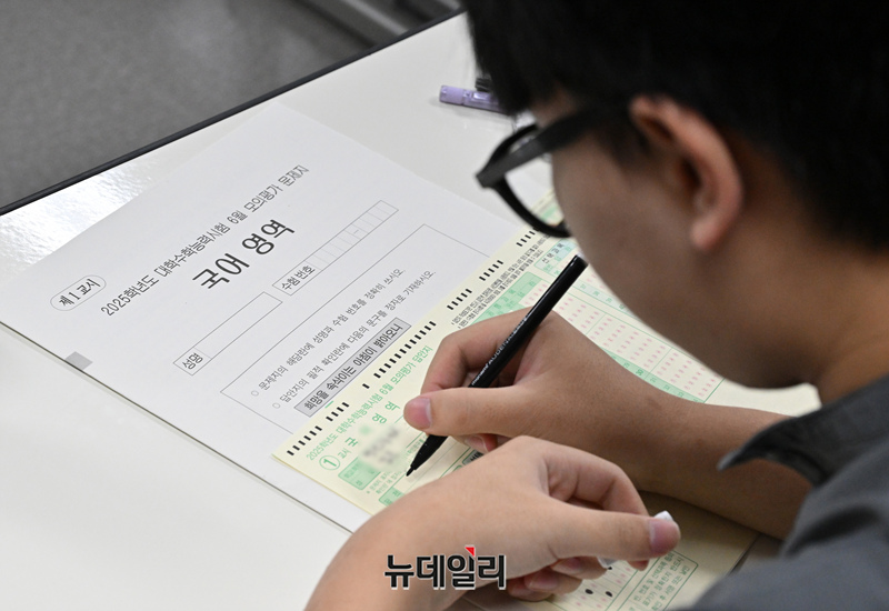 ▲ 대학수학능력시험 6월 모의평가 시행일인 지난 4일 오전 서울 송파구 방산고등학교에서 학생들이 국어 영역 시험을 보고 있다. ⓒ정상윤 기자