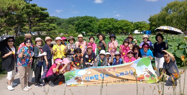 ▲ 부여 생활 인구 10만 홍보단 ‘임수나노래교실’ 회원 43명은 지난28일 군의회를 방문해 생활인구 10만 목표 달성과 지역경제 활성화를 위한 홍보프로그램에 참여했다.ⓒ부여군의회