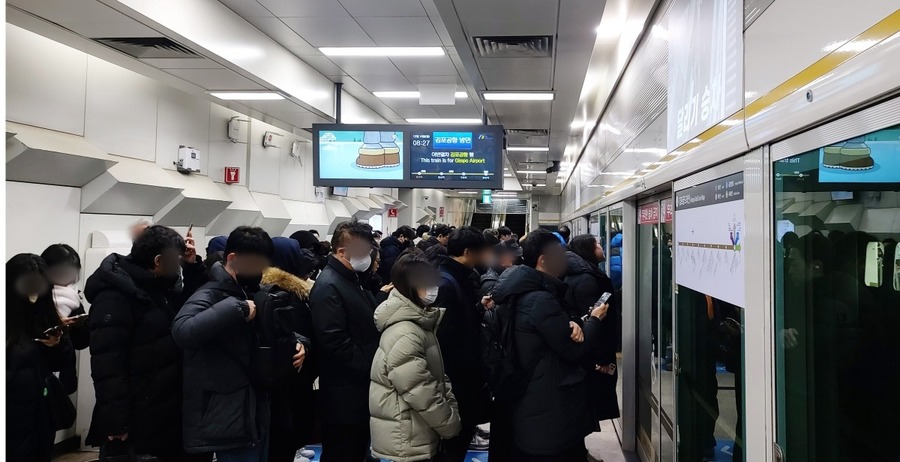 ▲ 경기 김포시 김포골드라인 한 지하철역에서 출근길에 오른 시민들이 열차에 오르고 있다.ⓒ연합뉴스 제공