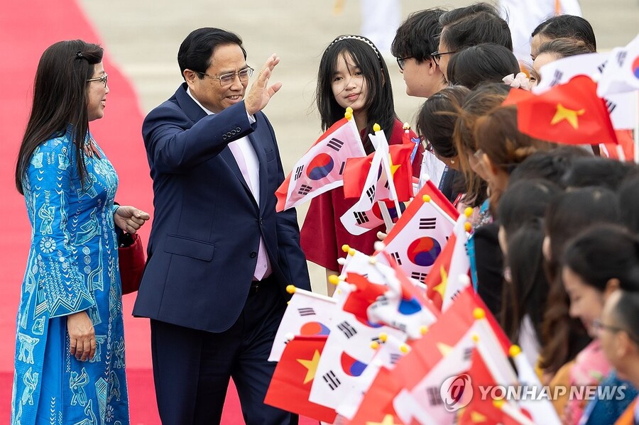 ▲ 팜 민 찡 베트남 총리가 30일 오후 서울공항에 도착, 환영 인파에게 손을 흔들고 있다.ⓒ연합