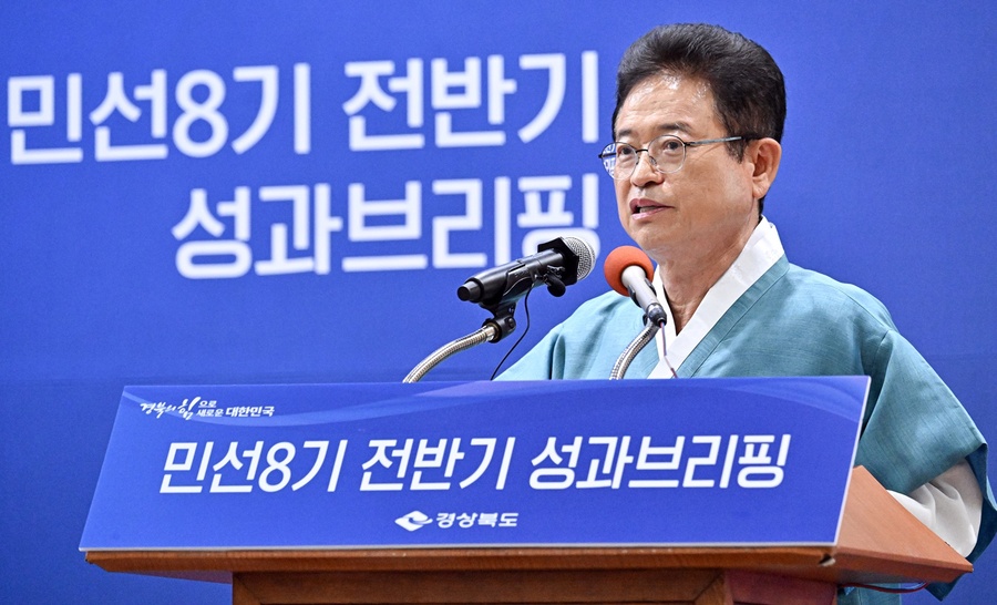 ▲ 이철우 지사는 “지난 2년은 새로운 대한민국과 경북의 미래를 먼저 내다보고 다양한 정책실험들을 주도해오며 후손들이 잘 살 수 있는 세상을 만드는데 모든 공직자들이 최선을 다한 시간이었다”고 강조했다.ⓒ경북도