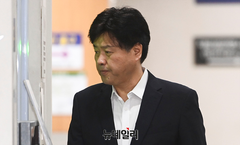 ▲ 김용 전 민주연구원 부원장이 1일 오전 서울 서초구 서울고등법원에서 열린 '불법 대선자금 수수' 관련 2심 공판에 출석하고 있다.