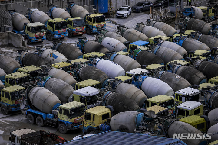 ▲ 레미콘 운송노조가 1일부터 수도권 지역 전면 휴업에 돌입했다. ⓒ뉴시스