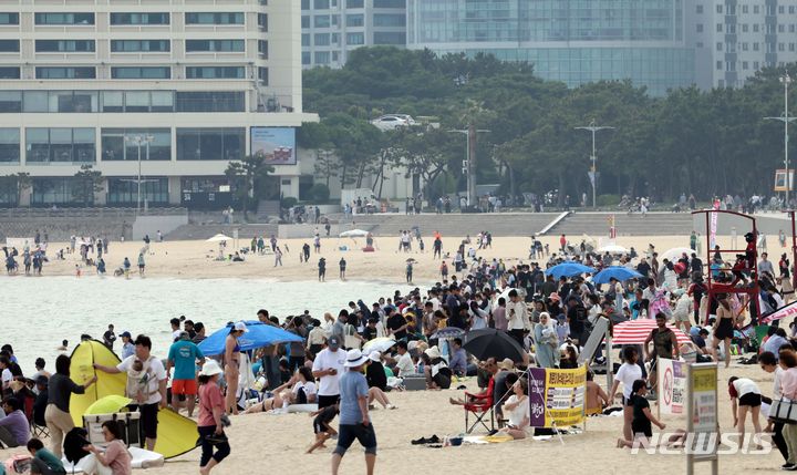 ▲ 해운대해수욕장에서 시민과 관광객들이 물놀이를 즐기고 있는 모습. ⓒ뉴시스